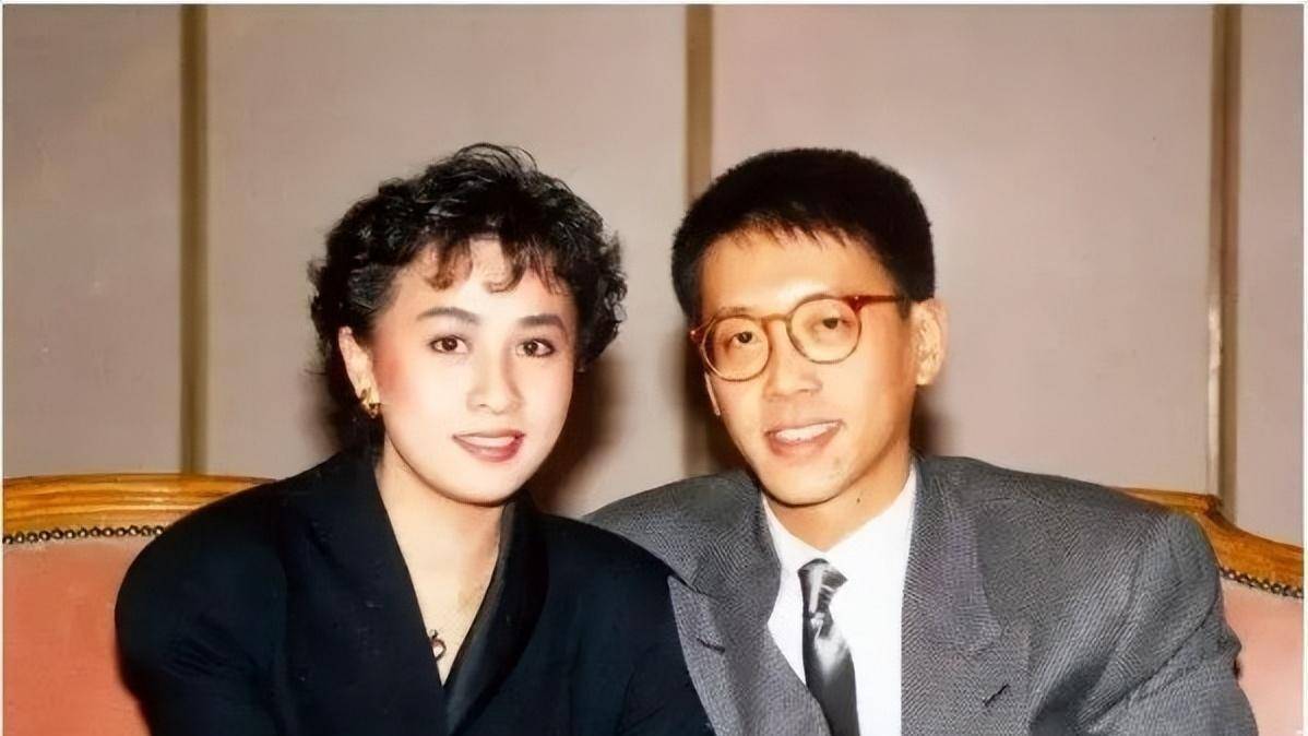 放弃女首富何超琼,娶花瓶李嘉欣,是他最好的选择_豪门_女明星_陈百强