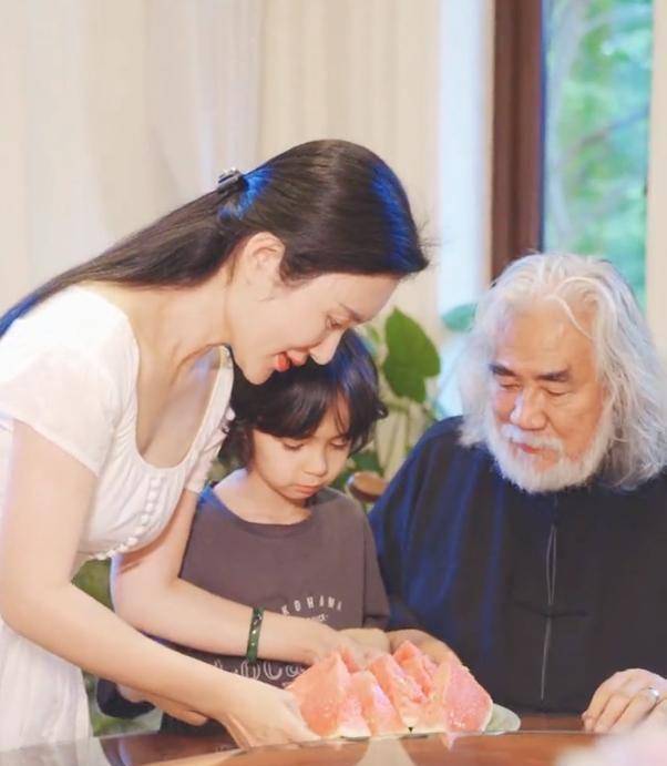 张纪中分享家庭日常,杜星霖被继子喂西瓜喊妈,乐得合不拢嘴.