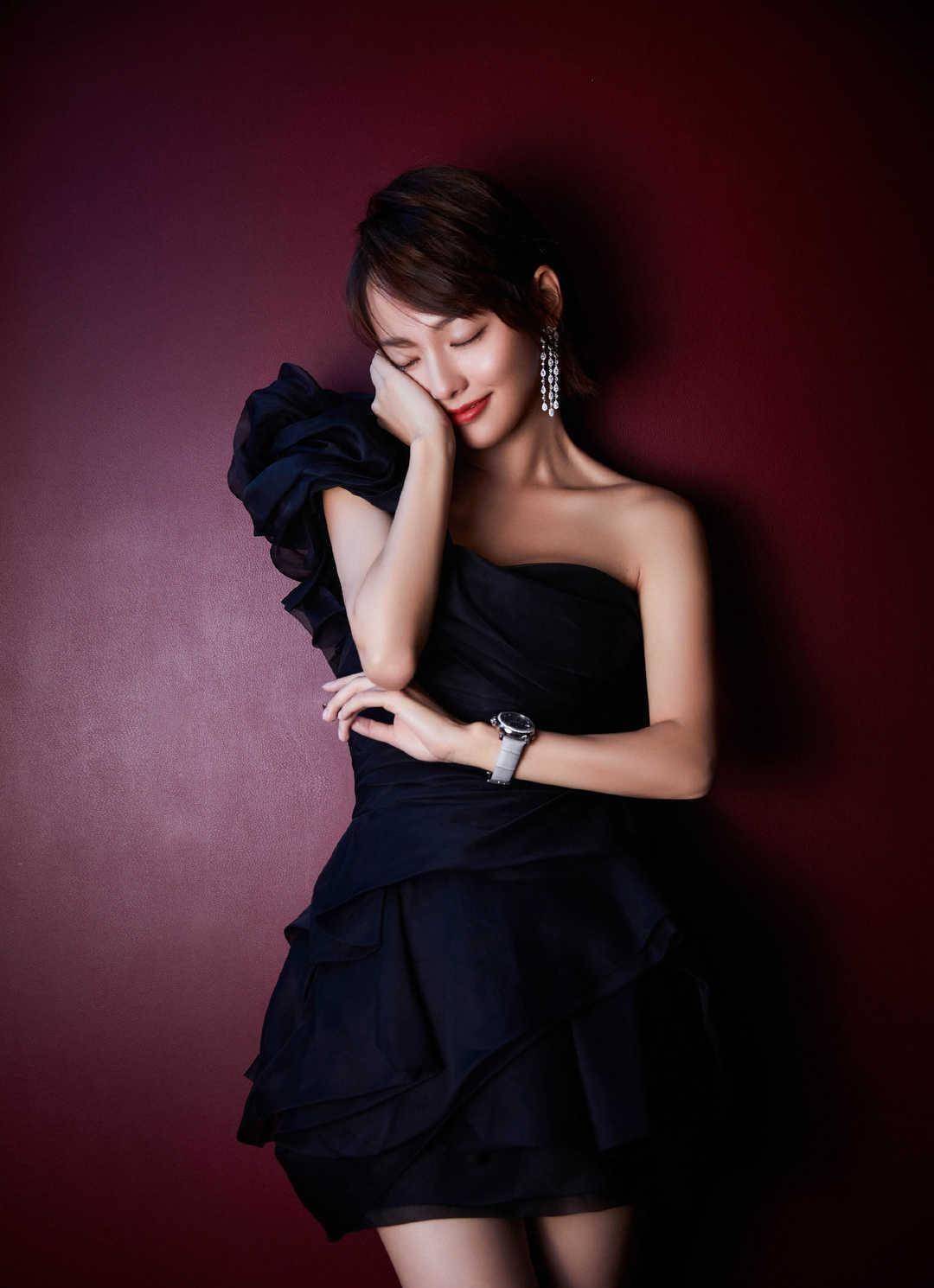 张嘉倪就像精灵般美丽,穿银色亮片吊带连衣裙亮相,轻松美成焦点_部分