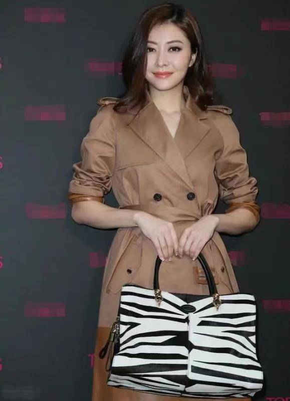 郭富城前女友熊黛林,空穿咖色风衣真优雅,手拎斑马纹手袋很抢镜_个子