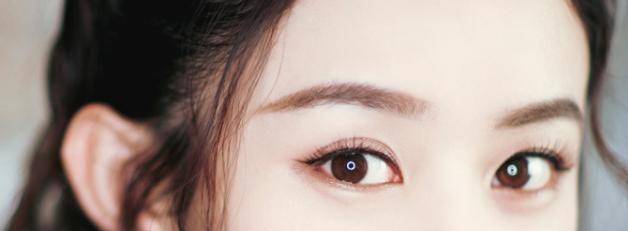 和眼睛的形状不平行仔细看她的双眼皮,漂亮的月牙型双眼皮说到赵丽颖