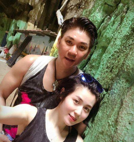 港片"十大奸角"之一和小20岁女友,结婚晒恩爱照!_子扬_照片_张耀扬