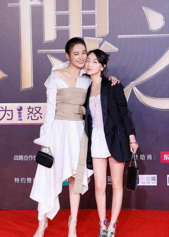 马思纯和周冬雨同框,周冬雨的身高虽然不高,但是腿部线条的既视感给人