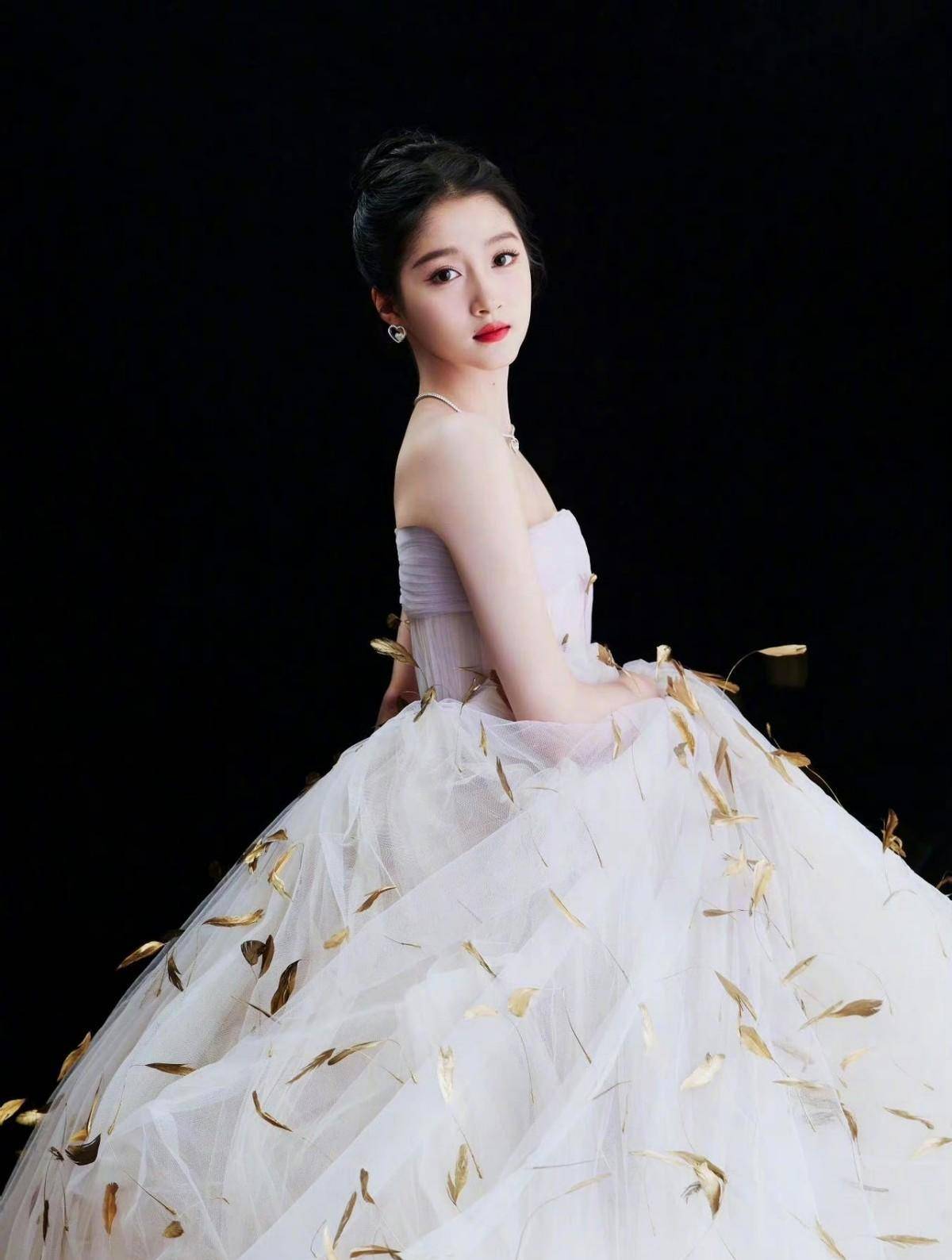 1关晓彤一袭羽毛裙走红毯,好美