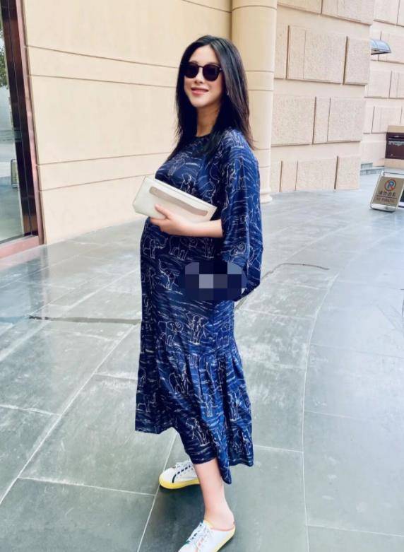 朱珠挺8个月孕肚庆生,穿斜肩礼服身姿曼妙,金手链和戒指超抢镜_王昀佳