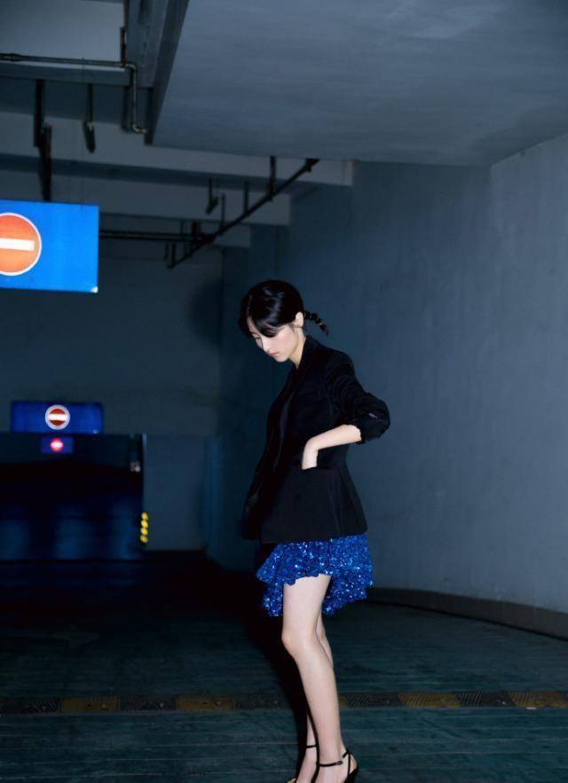 张子枫可算长开了,穿"鱼鳞裙"大胆秀美背,11岁就拿百花奖厉害_妹妹