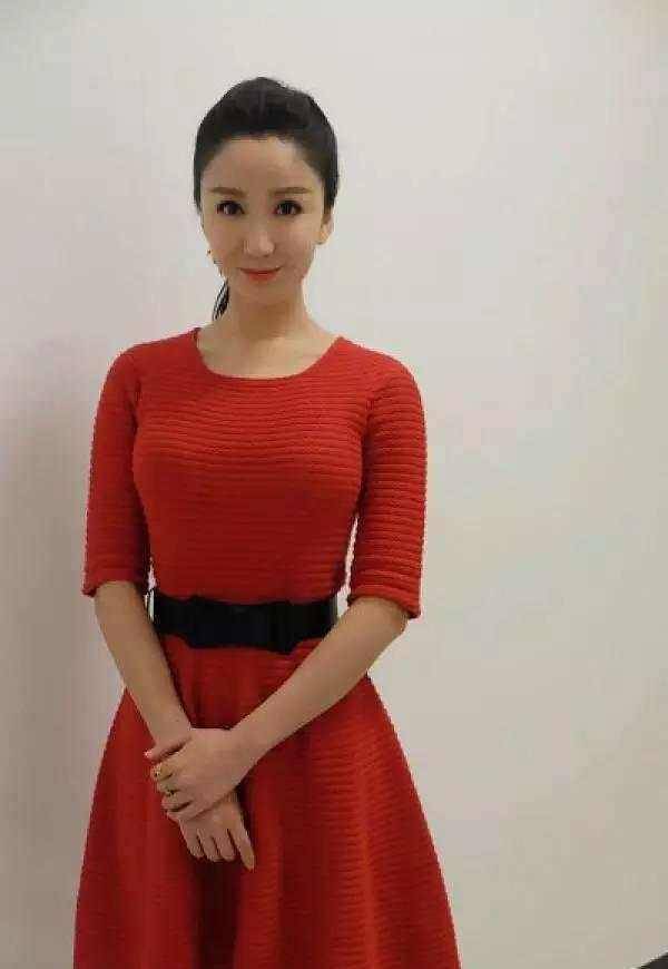 毕业于北电2005级表演系的方安娜也是大二就被带走拍戏的女演员,新版