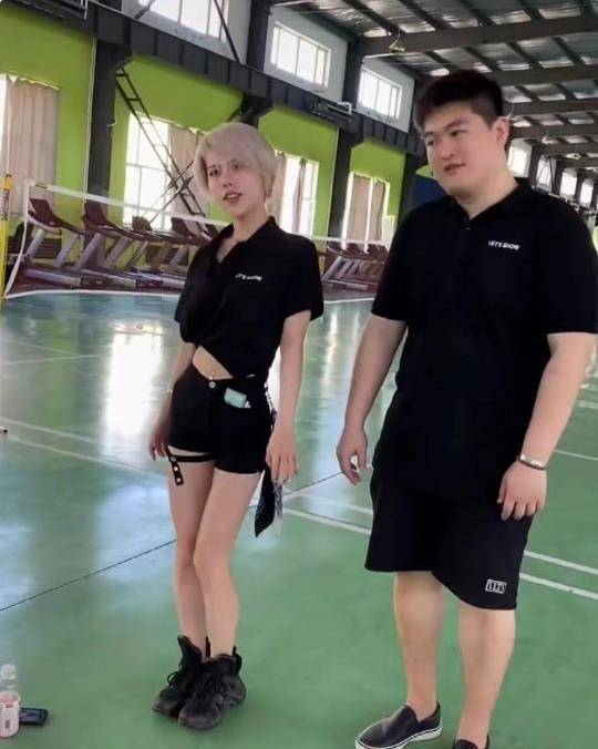 女方妆容精致长腿瞩目,默契共舞笑开怀_赵一楠_网友_女朋友