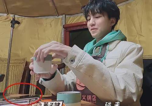 王俊凯吃火锅忘关手机屏,被粉丝看到壁纸,瞬间感动:还是等到了_观众