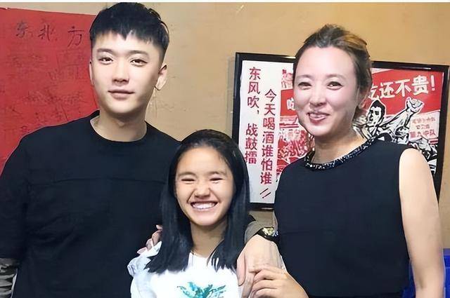 变形计最幸运主人公:被离异阔太收养,如今考上大连本科很幸福_李勒优