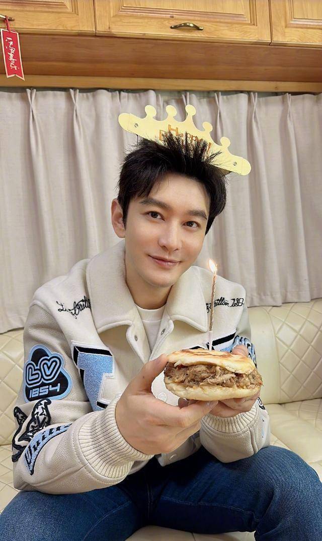 黄晓明庆生吃肉夹馍蛋糕小海绵亲手为爸爸准备最窝心礼物_生日_蜡烛