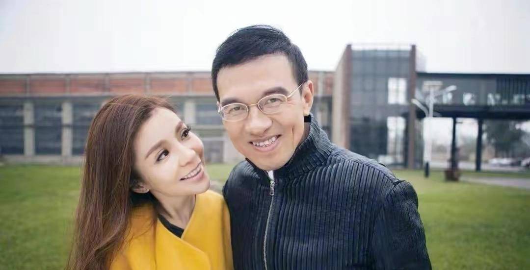 朱迅:扫过厕所,闪婚大8岁丈夫,两次抗癌成功,幸福背后有泪水_父母
