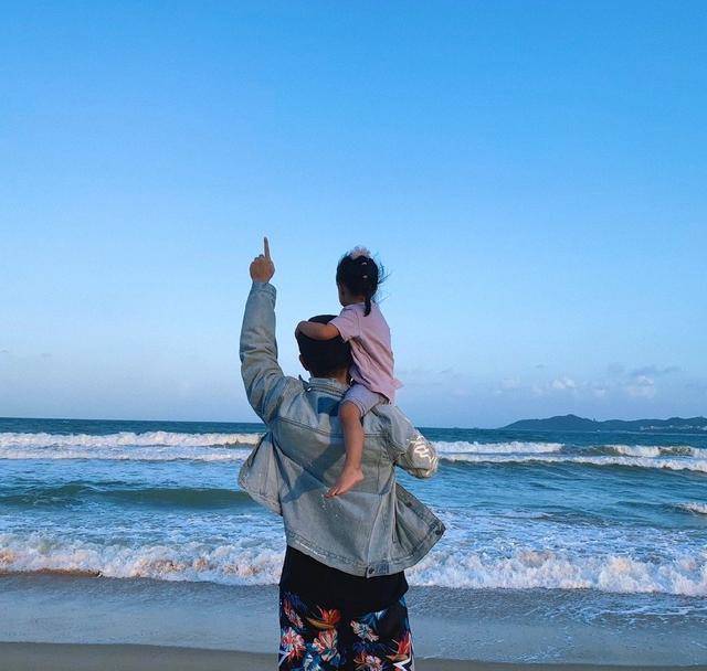 张子萱视角下陈赫跟大女儿pk唱歌,安安单手抱脚送嘴里超豪横!