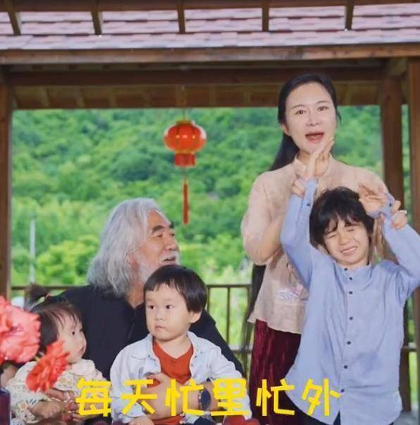 张纪中分享家庭日常,杜星霖被继子喂西瓜喊妈,乐得合不拢嘴.