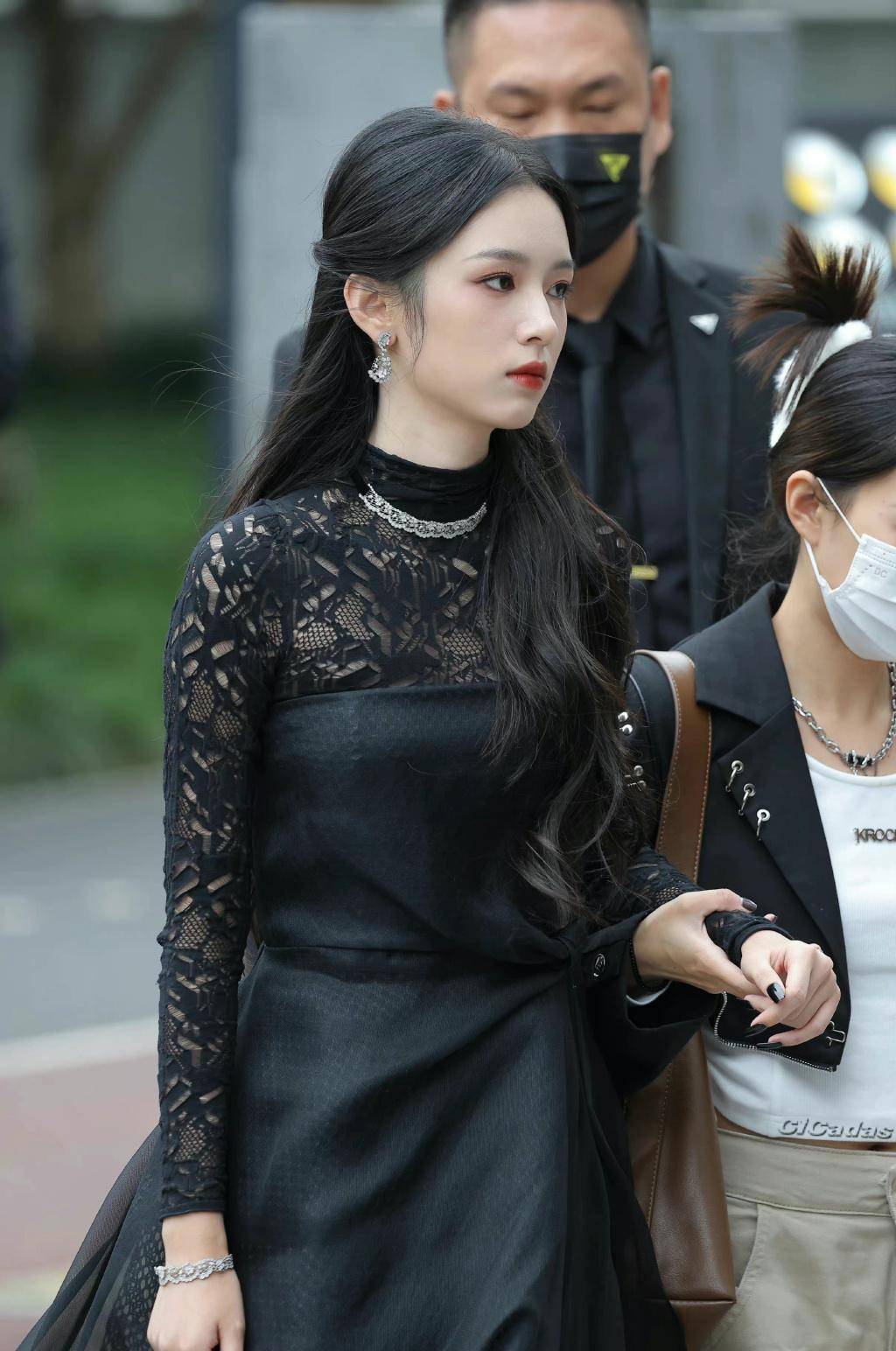 明星们盛装参加vogue活动,百花齐放,最终超模刘雯夺冠_绿色_龚俊_网友