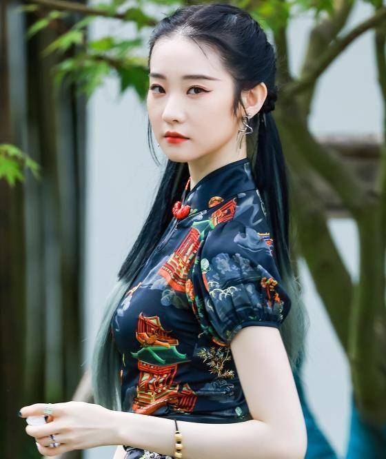 张艺凡旗袍亮相,路人镜头下暴露真实身材,没有ps的腿型认真的?