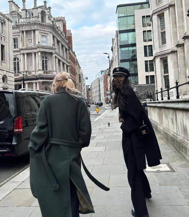 组图:lisa朴彩英伦敦手拉手撒欢相隔铁栅栏搞笑街拍_娱乐_欧洲_平台