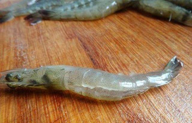 然后开背挑出虾线新鲜对虾剪刀减掉胡须虾腿(步足)和腹部的游泳足详细