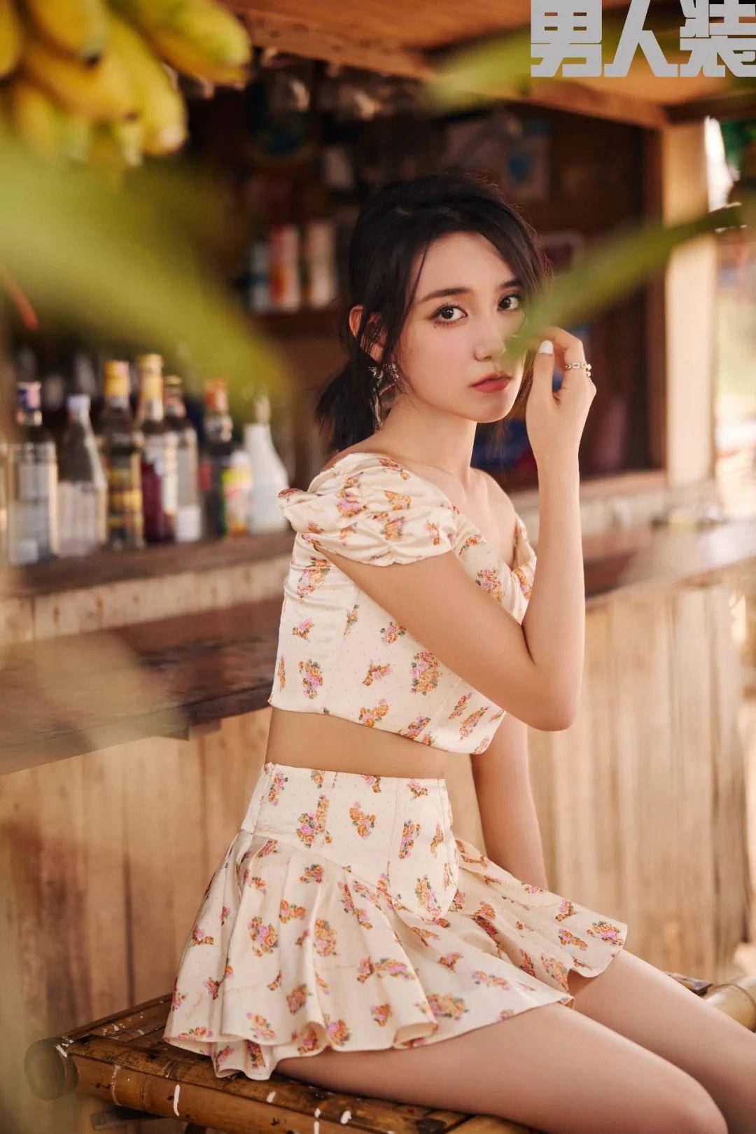 22岁蒋依依《男人装》五月封面,粉红抹身材超短热裙,演绎少女时尚