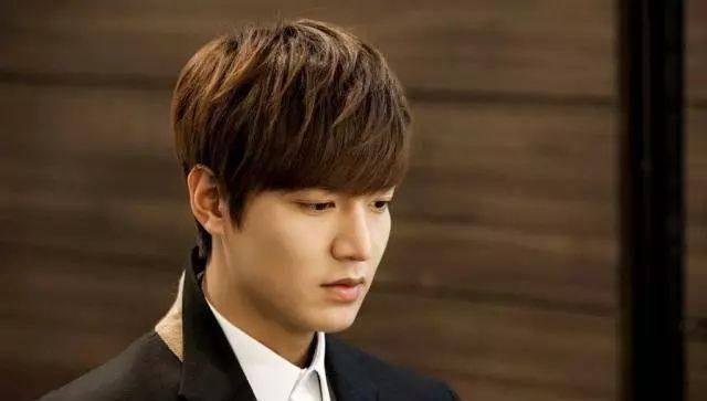 估计是为了训练所需,李敏镐一改以往自己的发型,剪了一个寸头.