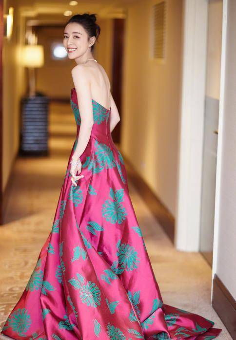 张静初电影节闹乌龙,礼服被卡等待救援,这条裙子一般人真穿不了