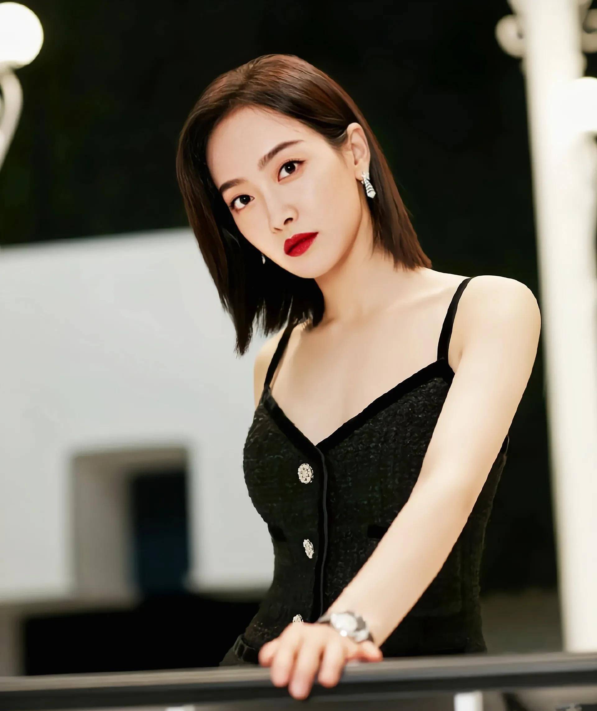 宋茜黑色吊带裙知性又酷,充满美味感人!_来自_图片_网络