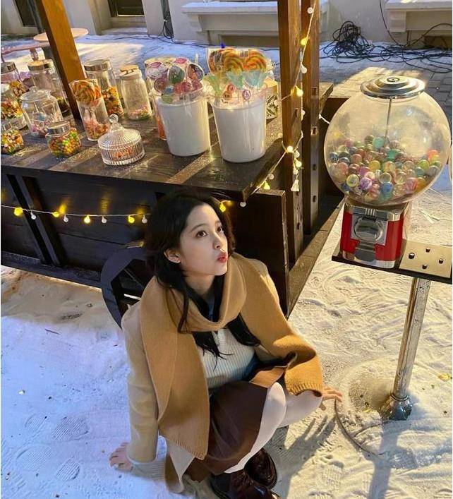 白丝袜搭配咖啡裙,欧阳娜娜展现出了她最潇洒的一面,太惊艳了!