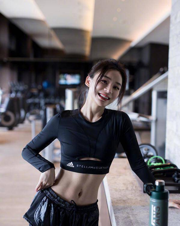 35岁袁姗姗晒动态秀身材,腰间皮肤略显松弛,"脐钉孔"分外惹眼_网友