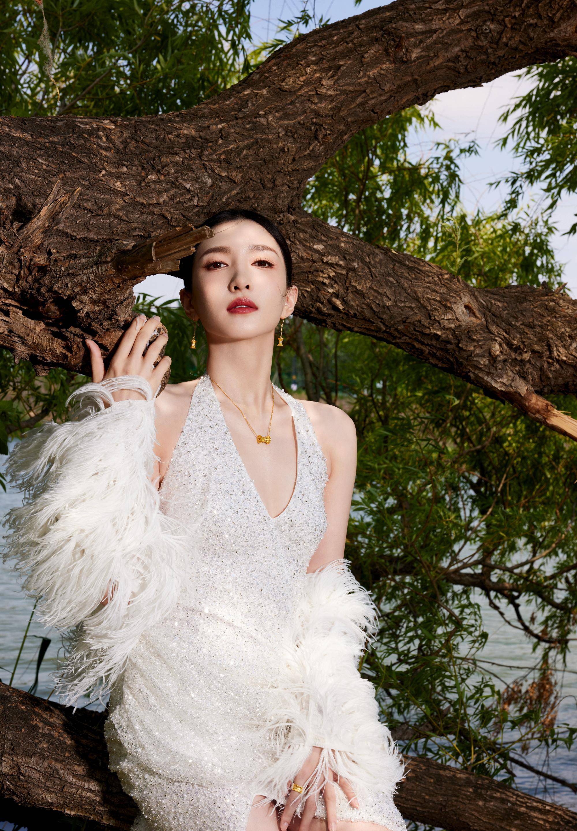 江疏影今日活动美照,深v露背高开衩,明媚清纯如雪,优雅明媚_白色_时尚