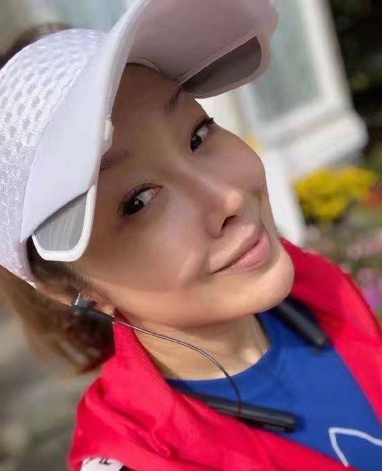 49岁孙悦受伤儿子在身旁照顾,却不见老公,网友:有钱就够了_心情_因为