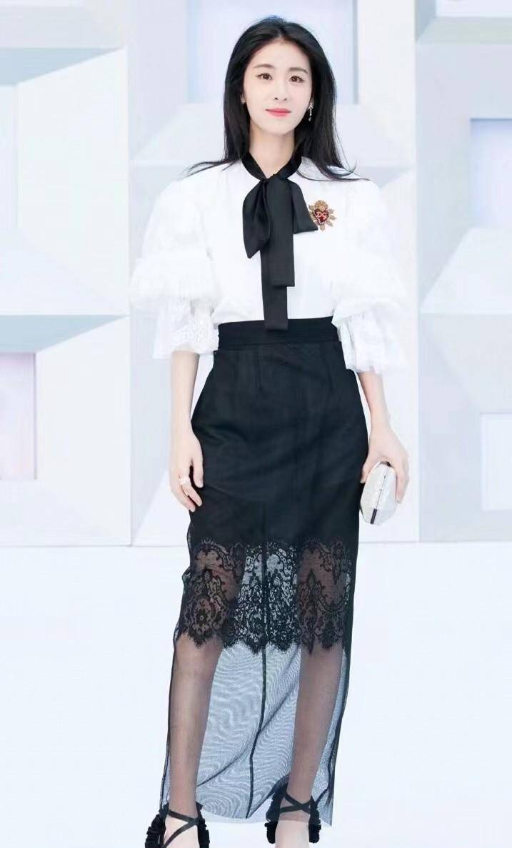 张碧晨在某活动中身穿白色雪纺衫搭配黑色网纱半身裙,脚踩黑色高跟鞋