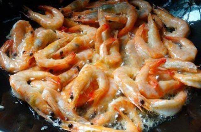 开背挑出虾线新鲜对虾剪刀减掉胡须虾腿(步足)和腹部的游泳足详细步骤