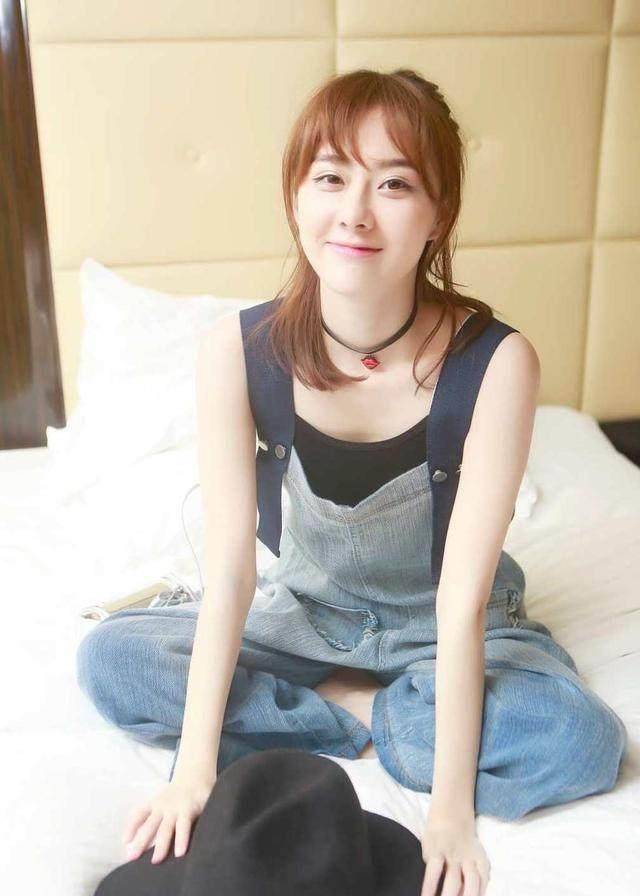 尤其是穿上背带裤这样的的打扮就更加减龄了曹曦月街拍,衬衫搭配小