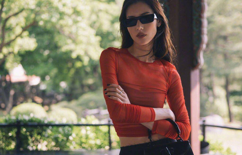 刘雯红莎透明裙惊艳亮相,尽显超模风范_时尚_风格_魅力