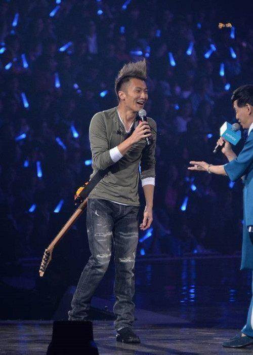 38岁谢霆锋重返舞台造型雷人网友:可以换造型师了!_发型_吉他_反应