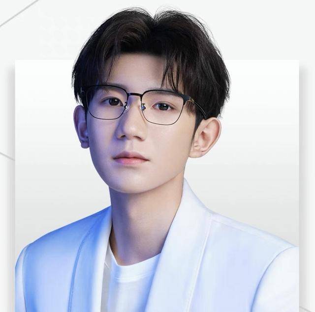 王源解锁品牌新身份,明明帅气逼人却被粉丝们恶搞,跪求阴影面积