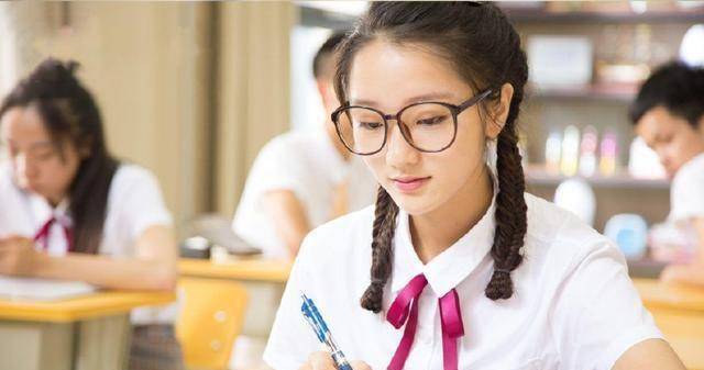 肖燕,1997年出生,毕业于中国民航飞行学院,18岁参演轻喜剧《煮妇神探