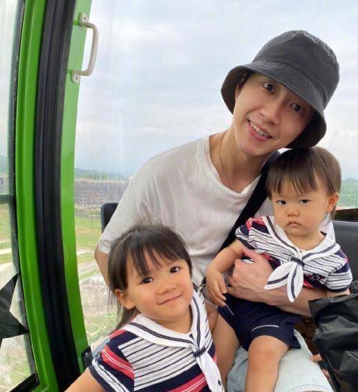 手上已经褪去了婚戒;再就是最新的"婚姻破裂"和"福原爱跟陌生男子约会