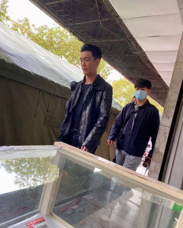 张艺兴被偶遇,离开精修暴露真实颜值和气质,个子矮小很普通_路人_包装
