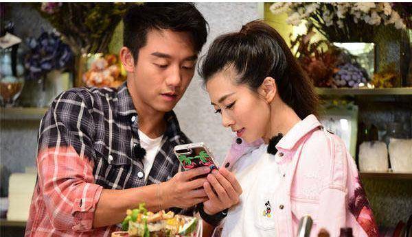 郑恺现身录制新节目,2个表情太有内涵是在回应分手传闻?