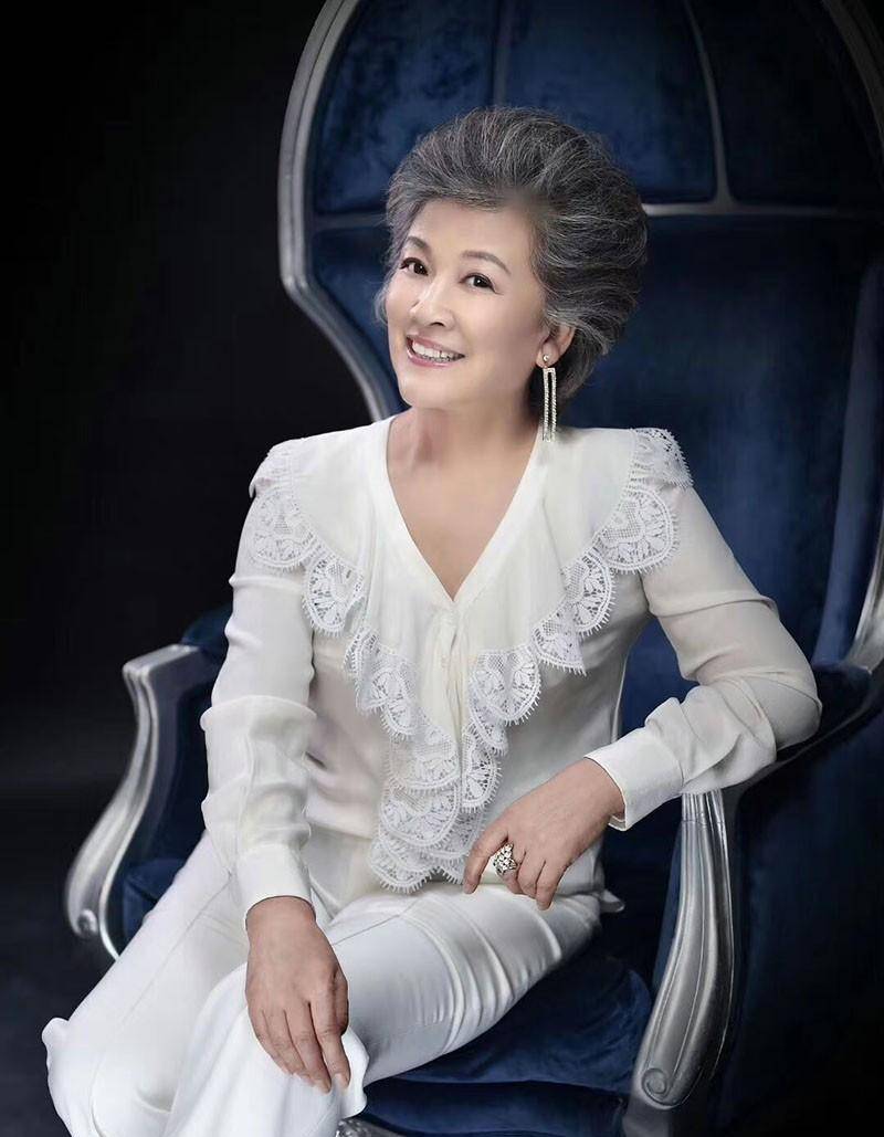 我对宋春丽的晚年感到惊讶:花白的头发,朴素的衣着,优雅高贵的气质