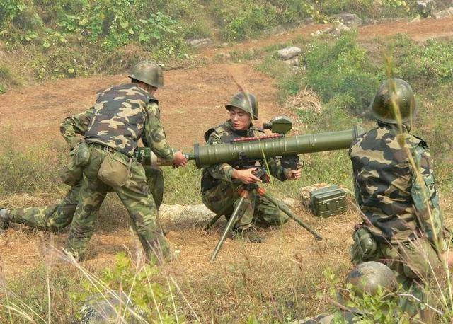 解放军步兵手中的火箭大炮:用了20多年的pf98式120毫米火箭筒_坦克