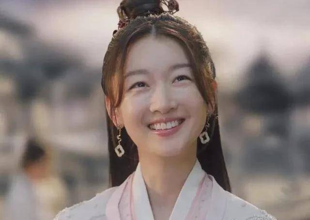 《千古玦尘》周冬雨的11年成名史,和她背后的四个贵人_张艺谋_电影_带