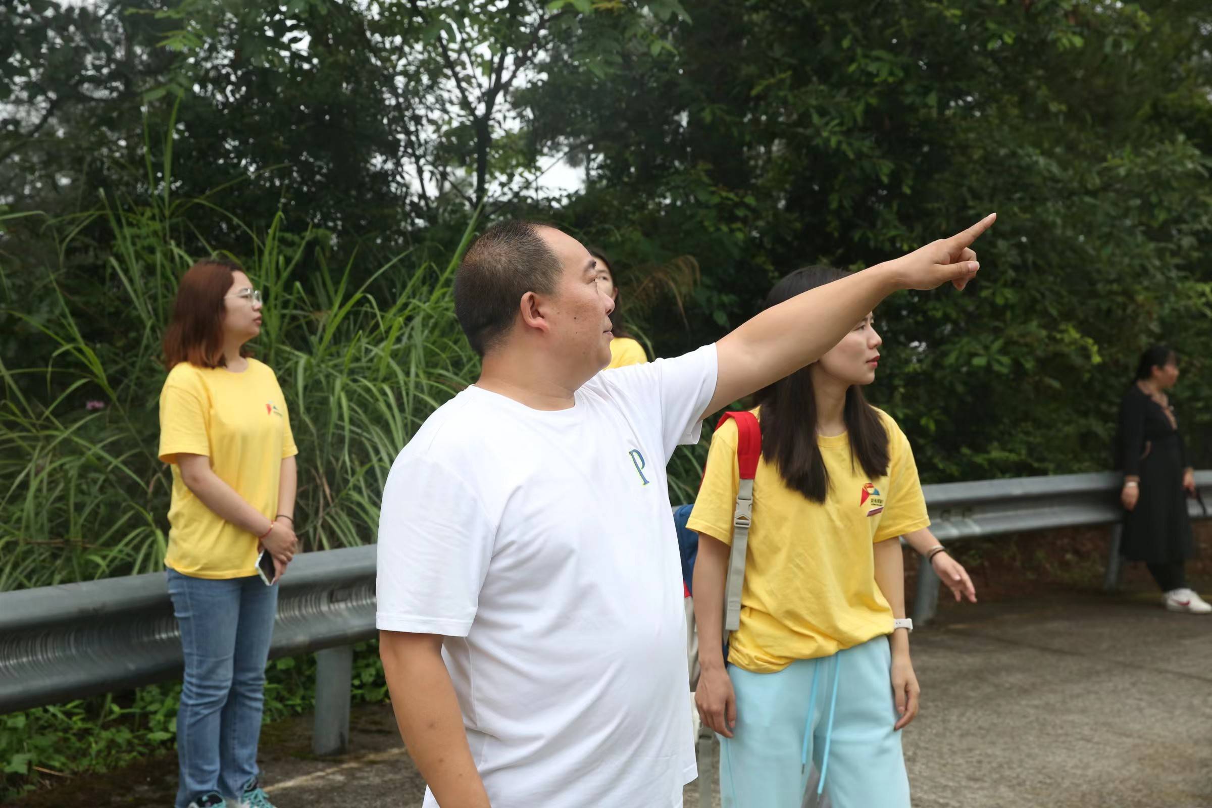 图为马武镇李子园挂果状况 张永鹏 摄图为卢书记带领志愿者前往李子园