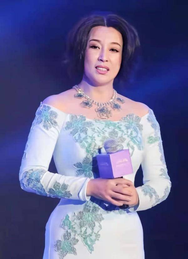 65岁刘晓庆老态毕现,穿紧身裙难掩发福感,搭配碎花略显不得体_中年