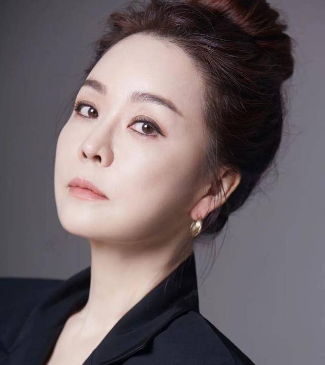 而他不同寻常的夫人孙正来(金正兰饰),则具有典型的财阀意识,但行动却