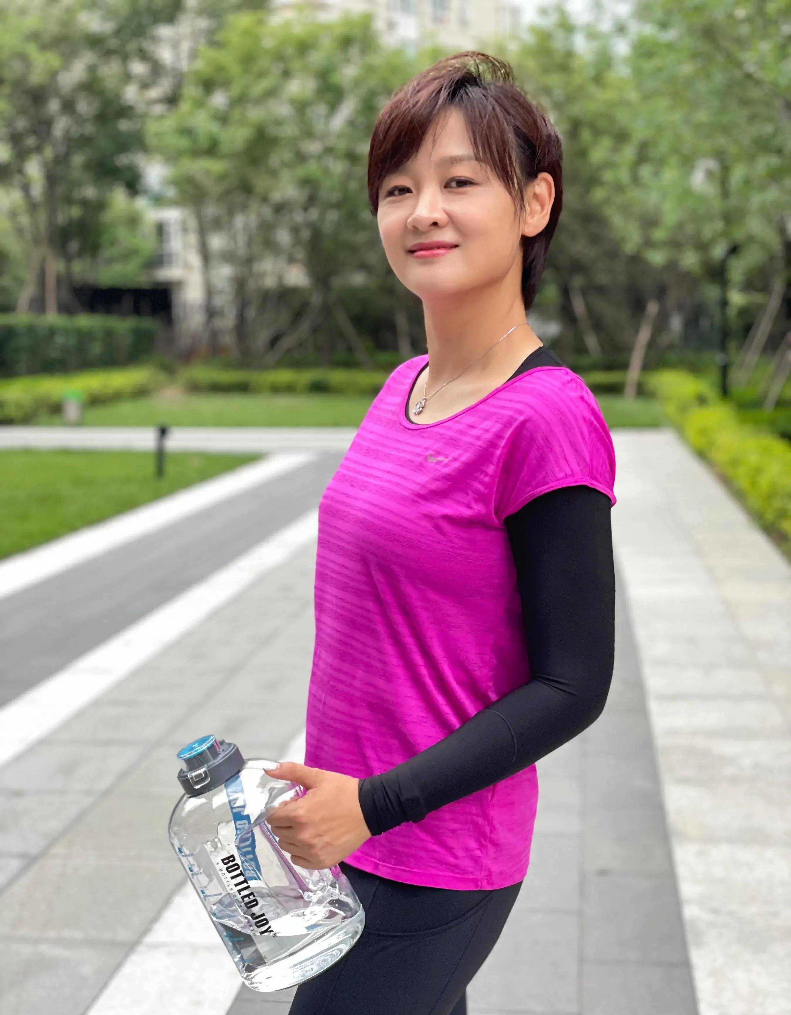 前电视主持人李小萌,老公是谁已成谜,她女儿九岁啦,长相不及妈_家庭