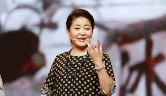 59岁倪萍狂瘦20斤健走归来,无人搀扶大步流星,对比之前截然不同_减肥