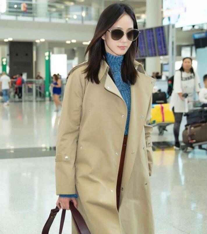 还有被传结婚怀孕的张钧甯也是爱不释手,只见她上穿一件蓝色的立领套