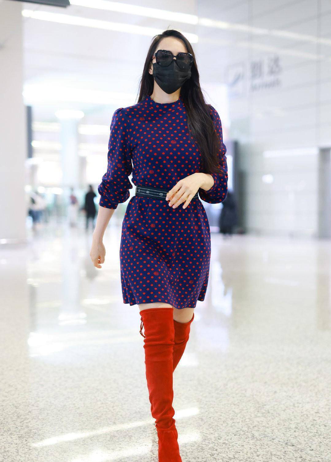 伊能静色彩搭配太大胆,紫色波点裙配红靴,草莓腰带少女心_黑色_颜色